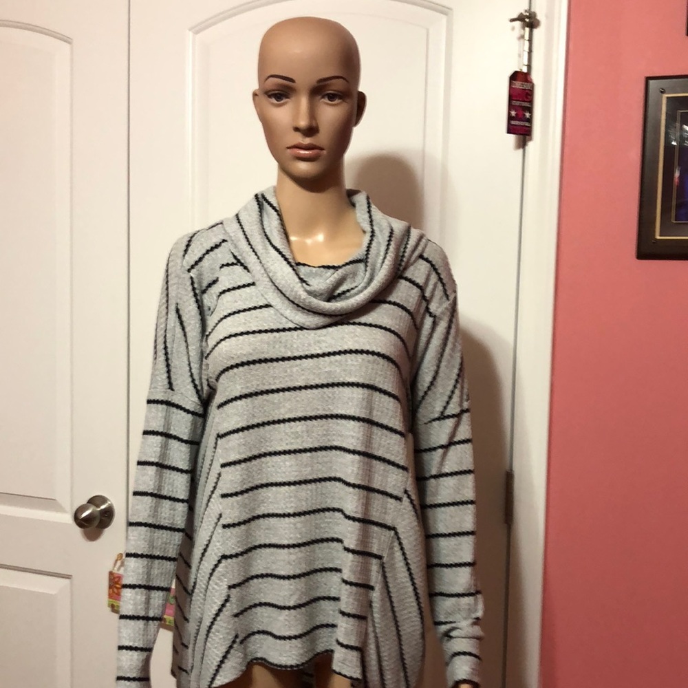 Catherine Malandrino Size M gray with black lines long sleeve top